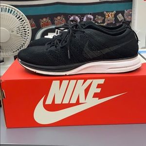 USED - NIKE FLYKNIT TRAINER